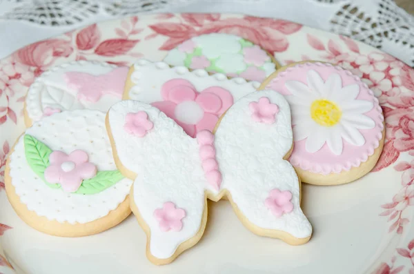 Печенье из свежеиспеченных весенних цветов — стоковое фото
