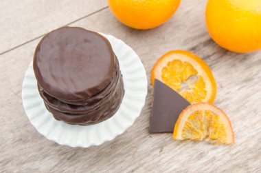 Şekerlenmiş portakal dilimleri ile çikolata kaplı