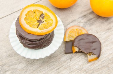 Şekerlenmiş portakal dilimleri ile çikolata kaplı