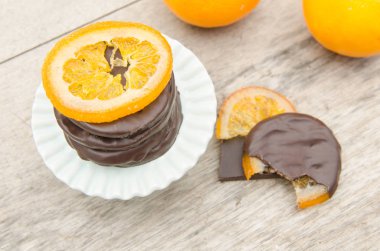 Şekerlenmiş portakal dilimleri ile çikolata kaplı