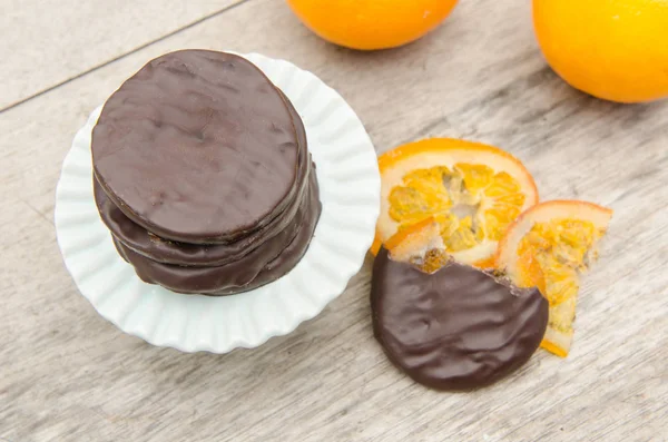 Şekerlenmiş portakal dilimleri ile çikolata kaplı