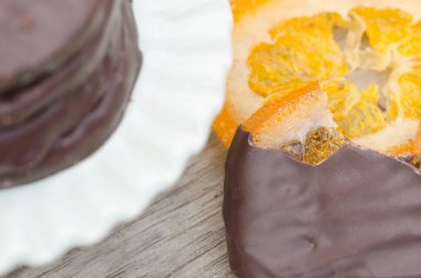 Şekerlenmiş portakal dilimleri ile çikolata kaplı