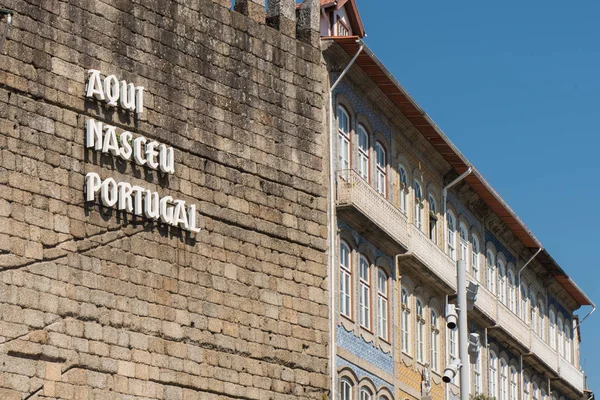 Aquí nació Portugal letras en la pared, Centro Histórico de G — Foto de Stock