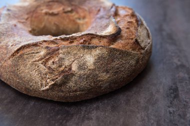 Siyah arka plan üzerine rustik kepekli ekmek. 