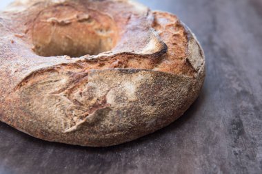 Siyah arka plan üzerine rustik kepekli ekmek. 