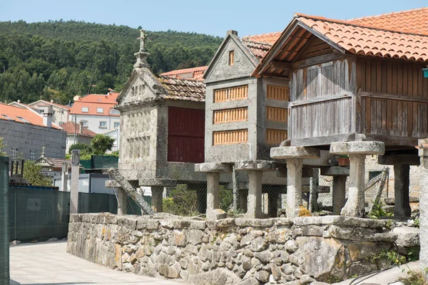 Horreos, granero tradicional gallego en Combarro. Galicia, Spai — Foto de Stock
