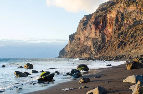 Schwarzer Sandstrand am Atlantik in La Gomera, einem der — Stockfoto