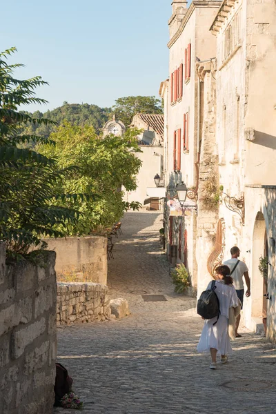 Paseo turístico por la calle en el pueblo medieval de Les Baux de — Foto de Stock