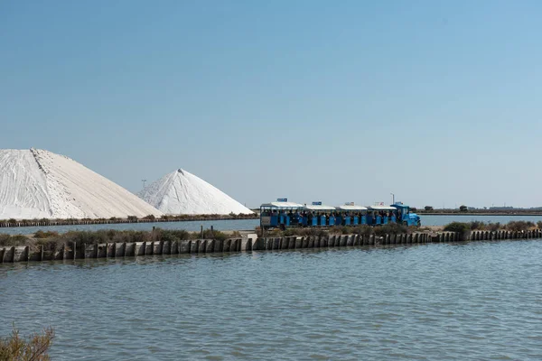 Turyści Odwiedzający Salins Midi Aigues Mortes Camargue Francja Małym Pociągu — Zdjęcie stockowe