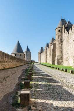 Carcassonne, Fransa 'nın en güzel güçlendirilmiş şehirlerinden biridir. İki duvarı, kuleleri, köprüsü ve şehir, kale ve Gotik tarzı bazilikası vardır.