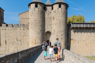 Comtal Kale girişi. Carcassonne, Aude, Occitanie, Fransa, Avrupa. Kalenin içinde gezen turistler. Ortaçağ şehri Unesco Dünya Mirası