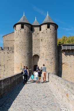 Comtal Kale girişi. Carcassonne, Aude, Occitanie, Fransa, Avrupa. Kalenin içinde gezen turistler. Ortaçağ şehri Unesco Dünya Mirası