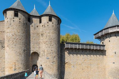 Comtal Kale girişi. Carcassonne, Aude, Occitanie, Fransa, Avrupa. Kalenin içinde gezen turistler. Ortaçağ şehri Unesco Dünya Mirası