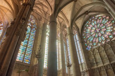 Carcassonne, Fransa, 28 Eylül 2018: Fransa 'nın Carcassonne kentindeki tarihi Aziz Nazaire Bazilikası' nda dekoratif vitray yükseldi