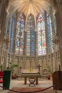 Carcassonne, Fransa, 28 Eylül 2018: Fransa 'nın Carcassonne kentindeki tarihi Aziz Nazaire Bazilikası' nda dekoratif vitray yükseldi