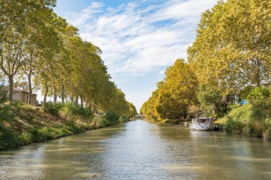 Carcassonne, Fransa yakınlarındaki Canal du Midi..