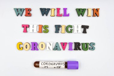 Coronavirus harflerle savaşıyor. Beyaz arka planda bu COVID 19 'u kazanacağız. Coronavirus covid-19 salgını hakkında ilham verici bir alıntı..