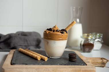 Dalgona köpüklü kahve, Kore kahvesi, kahve köpüklü kahve.