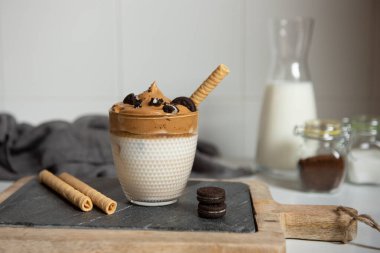 Dalgona köpüklü kahve, Kore kahvesi, kahve köpüklü kahve.