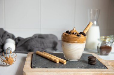 Dalgona köpüklü kahve, Kore kahvesi, kahve köpüklü kahve.