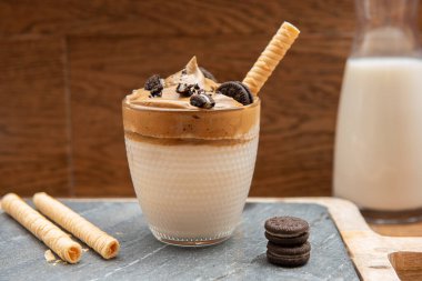 Dalgona köpüklü kahve, Kore kahvesi, kahve köpüklü kahve.