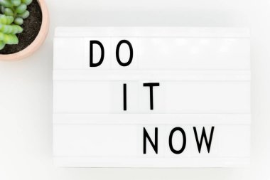 Cesaretlendirme zamanı Motivasyon Arzuları Konsepti. Hemen yap.