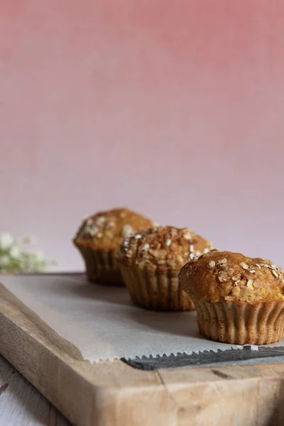 Frische Hausgemachte Leckere Möhrenmuffins Mit Haferflocken Und Braunem Zucker Auf — Stockfoto