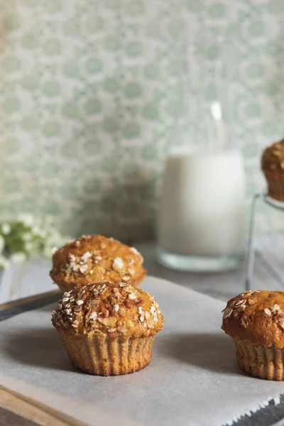 Frische Hausgemachte Leckere Möhrenmuffins Mit Haferflocken Und Braunem Zucker Auf — Stockfoto