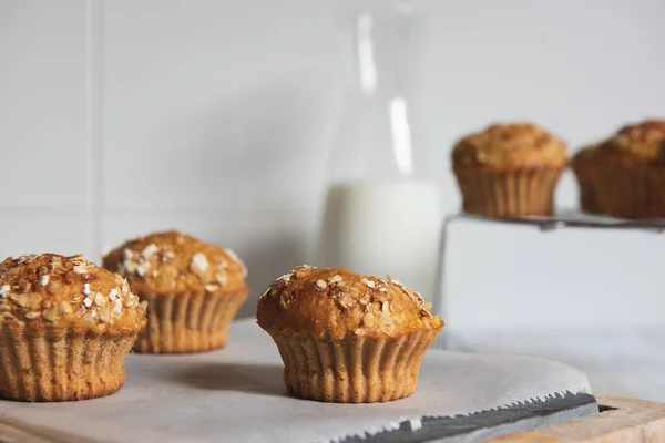 Fresco Casero Deliciosas Magdalenas Zanahoria Decoradas Con Copos Avena Azúcar — Foto de Stock