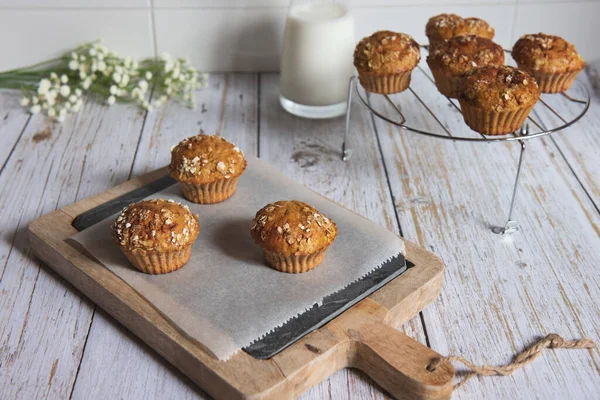 Muffins Carottes Fraîches Maison Décorés Flocons Avoine Cassonade Sur Table — Photo