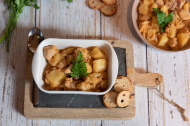 Marmitako adında ton balığı ve patates güveci. Geleneksel Bask tarifi ton balığı, patates ve soğanlı. İspanyol yemeği