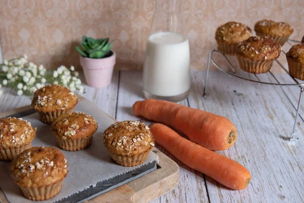 Vollkorn Muffins Mit Apfel Karotten Und Nüssen Auf Rustikalem Schneidebrett — Stockfoto