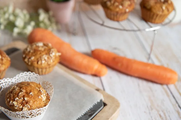 Vollkorn Muffins Mit Apfel Karotten Und Nüssen Auf Rustikalem Schneidebrett — Stockfoto