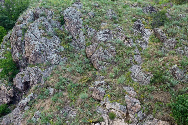 หินปกคลุมด้วยหญ้า , — ภาพถ่ายสต็อก