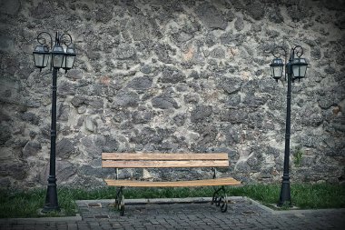 bir tezgah ve iki fener