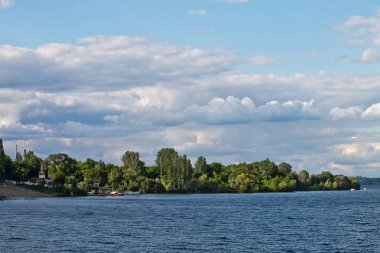 Dnepr nehir manzara bulutlu yaz gün