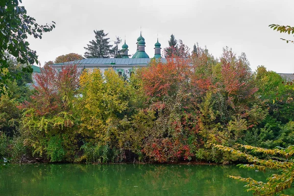 Sevärdheterna Ukraina Heliga Treenighetens Kloster Kiev Stranden Sjön Hösten — Stockfoto