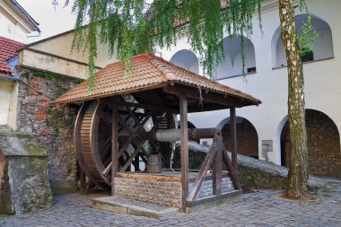 eski bir kalenin avlu kuyuda. Palanok kale 14.yüzyılda Mukachevo, Ukrayna