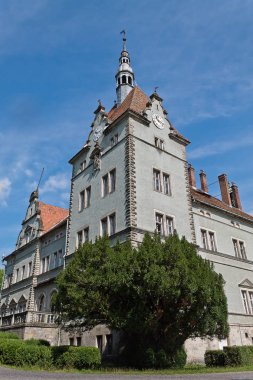 Avcılık Schonborn 19. yüzyıl sarayı. Saat Kulesi.