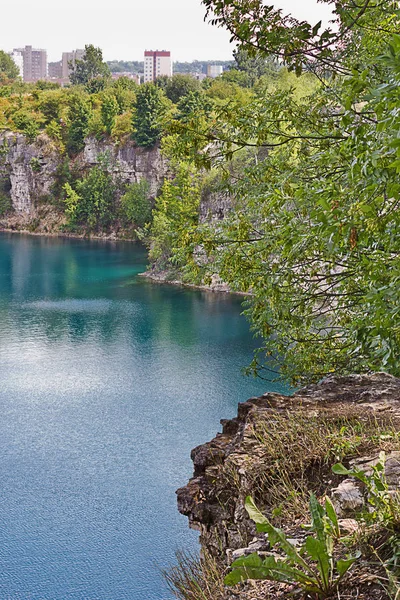 Letní Krajina Jezero Tyrkysovou Vodou Mezi Skalnatými Břehy — Stock fotografie