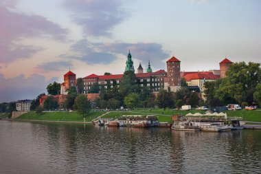 Wawel Sarayı ve Vistula manzaralı akşam manzarası. Krakow, Polonya.