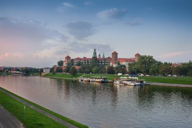 Wawel Sarayı ve Vistula manzaralı akşam manzarası. Krakow, Polonya.