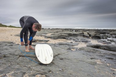 Surfer sörf hazırlanıyor