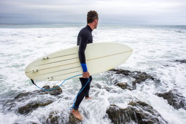Surfer sörf sörf tahtası ile girme