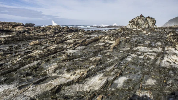 Couche de rochers à la plage — Photo