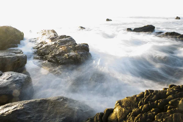 Marea oceánica que fluye sobre rocas — Foto de Stock