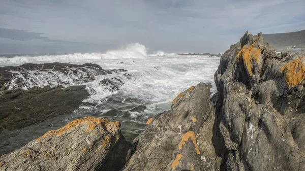 Vista del océano desde detrás de las rocas — Foto de Stock