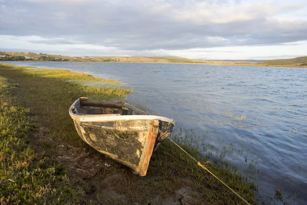 Old boat by the river — Stock Photo, Image