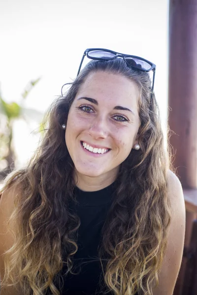 Portrait of beautiful girl smiling — Stock Photo, Image