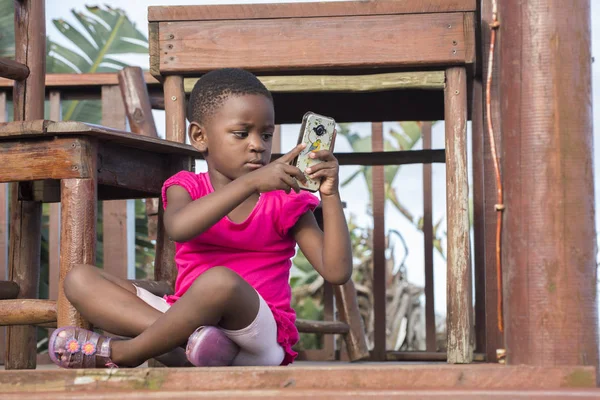 Dziewczynka na pokładzie z telefonu komórkowego — Zdjęcie stockowe